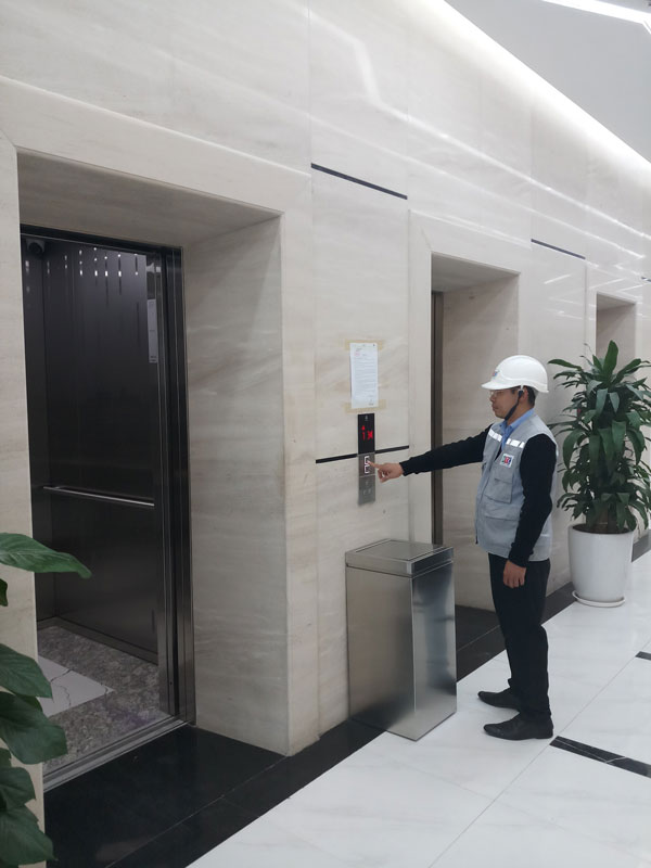 Cách sử dụng thang máy vào mùa hè